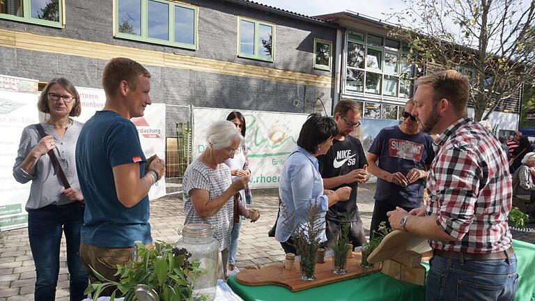 Kräuter probieren, am Geruch und Aussehen erkennen - das Angebot des  Umweltbildungsteams beim Tag der Region in Oberbach kam bei den Besuchern sehr gut an.Marion Eckert       -  Kräuter probieren, am Geruch und Aussehen erkennen - das Angebot des  Umweltbildungsteams beim Tag der Region in Oberbach kam bei den Besuchern sehr gut an.Marion Eckert