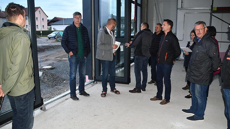 Über den aktuellen Baustand am Feuerwehrhaus machte sich der Rat um Bürgermeister Martin Schmitt gemeinsam mit Planer Alexander Albert im Rahmen einer 'Vor-Ort-Besichtigung' ein Bild. 'Es wird echt toll', so das einstimmige Resümee. Einweihungsfeier soll im nächsten Mai sein. Über den aktuellen Baustand am Feuerwehrhaus machte sich der Rat um Bürgermeister Martin Schmitt gemeinsam mit Planer Alexander Albert im Rahmen einer 'Vor-Ort-Besichtigung' ein Bild. 'Es wird echt toll', so das einstimmige Resümee. Einweihungsfeier soll im nächsten Mai sein.