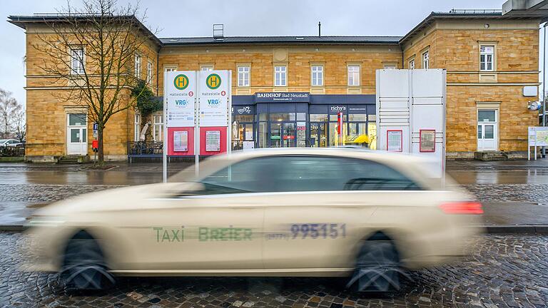 Busse und Züge fahren in der Silvesternacht vor allem auf dem Land nur eingeschränkt. Eine beliebte Alternative sind dann Taxis, die die Feierenden auf Partys und wieder nach Hause bringen. Busse und Züge fahren in der Silvesternacht vor allem auf dem Land nur eingeschränkt. Eine beliebte Alternative sind dann Taxis, die die Feierenden auf Partys und wieder nach Hause bringen. 