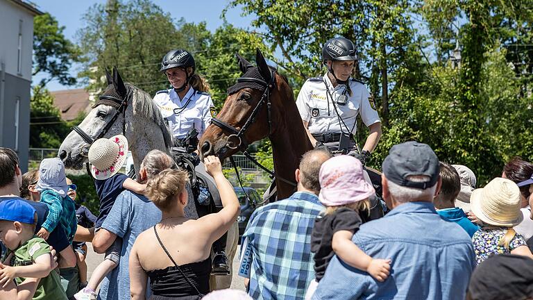Beim Tag der offenen Tür der Polizei in Schweinfurt war die „Reiterstaffel“ das Highlight und immer umringt. Pferde und Reiterinnen blieben dabei bewundernswert freundlich und gelassen.