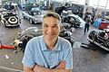 Leidenschaft fürs Automobil: Firmenchef Thomas Feierabend in der Oldtimer-Werkstatt.