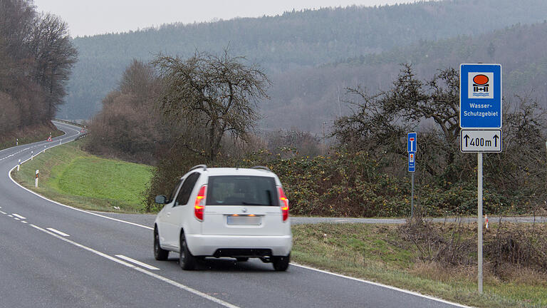 Zur Fertigstellung der Umgehungsstraße von Rieneck soll von Mai bis Juli für die Ortszufahrt zwischen Schaippach und Rieneck eine Komplettsperrung gelten. Der gesamte Sinngrund müsste über Gräfendorf oder die Bayerische Schanz nach Gemünden fahren. Trotz Wasserschutzgebiet hält der Rienecker Stadtrat Peter Elzenbeck mit einer Rampenabfahrt und Ampellösung eine baustellennahe Umleitung für möglich. Zur Fertigstellung der Umgehungsstraße von Rieneck soll von Mai bis Juli für die Ortszufahrt zwischen Schaippach und Rieneck eine Komplettsperrung gelten. Der gesamte Sinngrund müsste über Gräfendorf oder die Bayerische Schanz nach Gemünden fahren. Trotz Wasserschutzgebiet hält der Rienecker Stadtrat Peter Elzenbeck mit einer Rampenabfahrt und Ampellösung eine baustellennahe Umleitung für möglich.