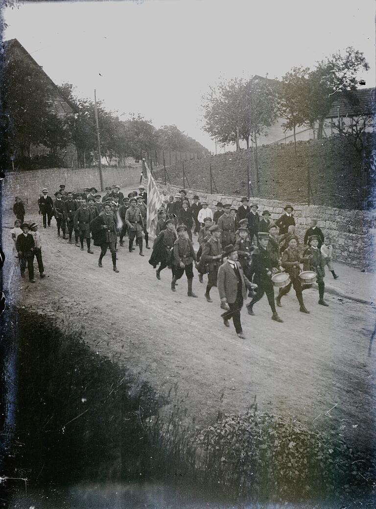 Marschierende mit Fahne: Dieses Bild scheint eine lokale Abteilung der 'Bayernwacht' zu zeigen. Dieser Wehrverband war der bewaffnete Arm der Bayerischen Volkspartei und entstand aus den Einwohnerwehren der Nachkriegswirren 1919, sagt Georg Menig. 'Sie war jedoch eindeutig bürgerlich-konservativ geprägt und hob sich von der 'Rotfront' der KPD und der 'Sturmabteilung' der NSDAP ab.' Marschierende mit Fahne: Dieses Bild scheint eine lokale Abteilung der 'Bayernwacht' zu zeigen. Dieser Wehrverband war der bewaffnete Arm der Bayerischen Volkspartei und entstand aus den Einwohnerwehren der Nachkriegswirren 1919, sagt Georg Menig. 'Sie war jedoch eindeutig bürgerlich-konservativ geprägt und hob sich von der 'Rotfront' der KPD und der 'Sturmabteilung' der NSDAP ab.'