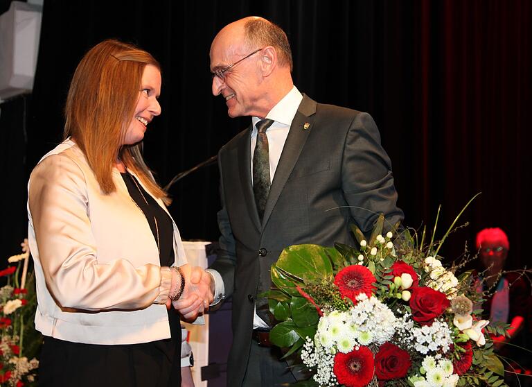 Ein Händedruck und ein Blumenstrauß als Willkommensgruß: Wilhelm Schneider wünscht der zukünftigen Kreisgeschäftsführerin Carina Küfner viel Erfolg für ihre neue Aufgabe. Ein Händedruck und ein Blumenstrauß als Willkommensgruß: Wilhelm Schneider wünscht der zukünftigen Kreisgeschäftsführerin Carina Küfner viel Erfolg für ihre neue Aufgabe.