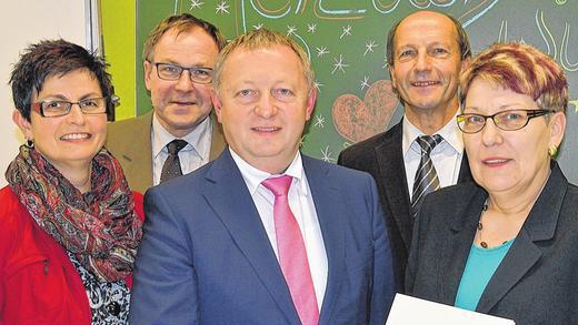Für ihre Verdienste geehrt: Landrat Thomas Bold (Mitte) verlieh am Montag im Kreistag an (von links) Paula Vogler, Benno Metz, Edgar Kast und Monika Horcher die Kommunale Dankurkunde. Für ihre Verdienste geehrt: Landrat Thomas Bold (Mitte) verlieh am Montag im Kreistag an (von links) Paula Vogler, Benno Metz, Edgar Kast und Monika Horcher die Kommunale Dankurkunde.