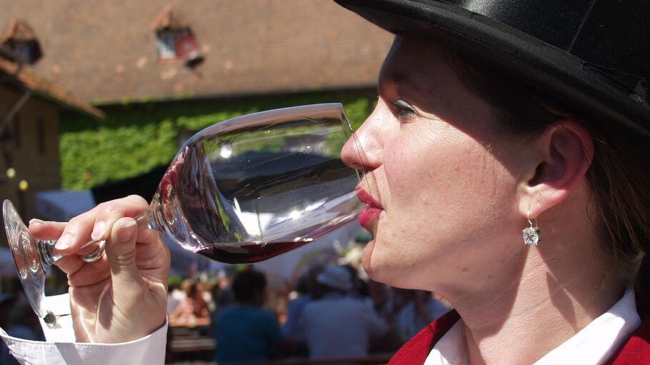 Darf's vielleicht ein Roter sein? Beim Bad Kissinger Weinfest sind auch zwei Hammelburger und ein Ramsthaler Weingut vertreten. Foto: Gerd Schaar       -  Darf's vielleicht ein Roter sein? Beim Bad Kissinger Weinfest sind auch zwei Hammelburger und ein Ramsthaler Weingut vertreten. Foto: Gerd Schaar