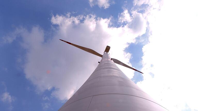 Das Windrad zwischen Obbach und Sulzthal steht seit über einer Woche still. Das Getriebe hat Öl verloren. Es ist der zweite Vorfall dieser Art im Windpark Obbach.   Hans-Peter Hepp       -  Das Windrad zwischen Obbach und Sulzthal steht seit über einer Woche still. Das Getriebe hat Öl verloren. Es ist der zweite Vorfall dieser Art im Windpark Obbach.   Hans-Peter Hepp