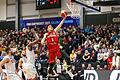 Joshua Obiesie bei seinem Dunk in Newcastle. Links von ihm sein Ex-Teamkollege Gabriel Olaseni.