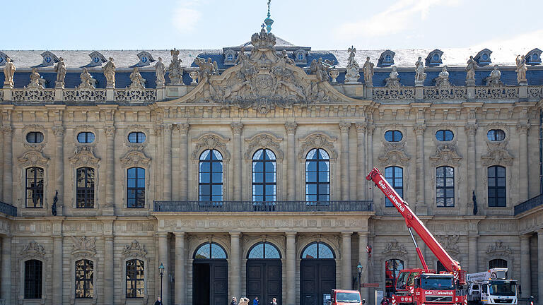 HMB Media/ Heiko Becker       -  75 Jahre nach der Zerstörung der Residenz kehren zwei Figuren als Kopie zurück. Nun ist die Figurenreihe auf der Balustrade wieder komplett.