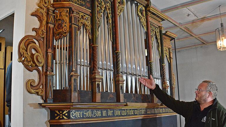 Orgelbauer und Restaurator Siegmar Zeller zeigt das historisch wertvolle Orgelgehäuse, den sogenannten Prospekt. Dieser stammt noch aus der Erbauerzeit der Kirche und ist damit der älteste Prospekt Unterfrankens. Orgelbauer und Restaurator Siegmar Zeller zeigt das historisch wertvolle Orgelgehäuse, den sogenannten Prospekt. Dieser stammt noch aus der Erbauerzeit der Kirche und ist damit der älteste Prospekt Unterfrankens.