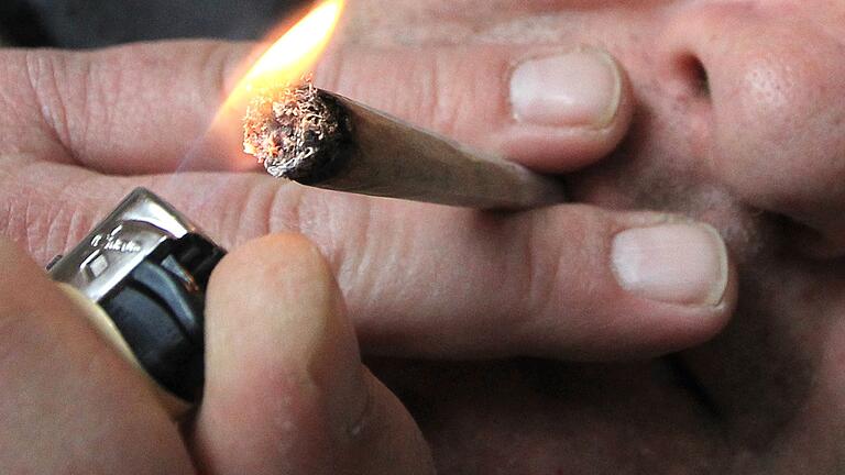 Geht es nach den Plänen der Bundesregierung, werden Joints gesellschaftsfähig. Sie will 'Cannabis-Social-Clubs' erlauben, denen bis zu 500 Mitglieder angehören dürfen. Dort darf gemeinsam Cannabis angebaut und in begrenzten Mengen an die Mitglieder für den Eigenkonsum abgegeben werden. Geht es nach den Plänen der Bundesregierung, werden Joints gesellschaftsfähig. Sie will 'Cannabis-Social-Clubs' erlauben, denen bis zu 500 Mitglieder angehören dürfen. Dort darf gemeinsam Cannabis angebaut und in begrenzten Mengen an die Mitglieder für den Eigenkonsum abgegeben werden. 