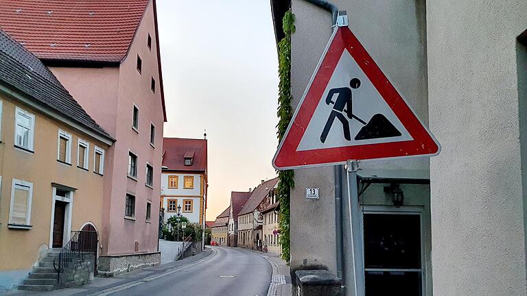 Ein Baustellenschild kündigt die Straßenarbeiten für einen provisorischen Kreisverkehr in Winterhausen an. Ein Baustellenschild kündigt die Straßenarbeiten für einen provisorischen Kreisverkehr in Winterhausen an. 