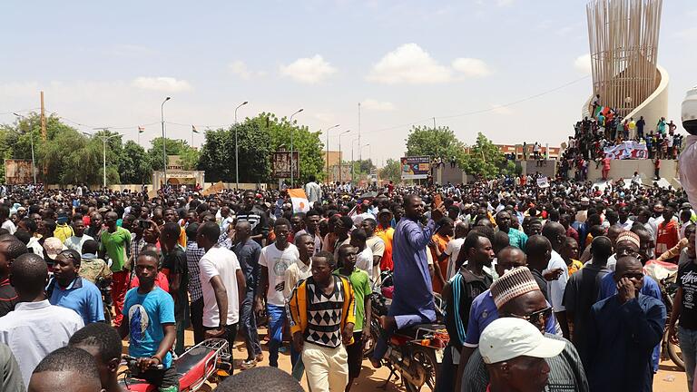 Pro-Putsch-Proteste im Niger.jpeg - Zahlreiche Menschen sind auf den Straßen von Niamey unterwegs. Niger war das letzte der drei Nachbarländer in der Sahelzone, das von einer demokratisch gewählten Regierung geführt wurde. Pro-Putsch-Proteste im Niger.jpeg - Zahlreiche Menschen sind auf den Straßen von Niamey unterwegs. Niger war das letzte der drei Nachbarländer in der Sahelzone, das von einer demokratisch gewählten Regierung geführt wurde.