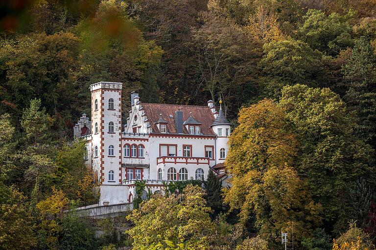 Blick auf die Villa Steinbrück, die sich auf der gegenüberliegenden Mainseite von Karlstadt befindet. Blick auf die Villa Steinbrück, die sich auf der gegenüberliegenden Mainseite von Karlstadt befindet. 