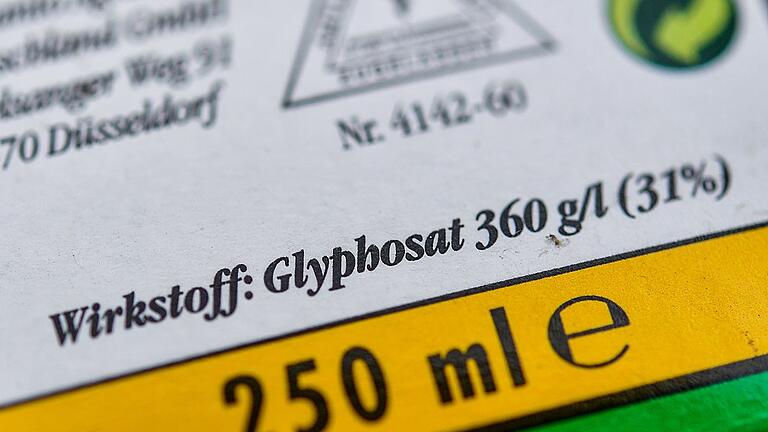 Glyphosat - Der Einsatz von Pflanzenvernichtungsmitteln mit dem Wirkstoff Glyphosat soll künftig auf Flächen des Landkreises Würzburg generell verboten sein. Glyphosat - Der Einsatz von Pflanzenvernichtungsmitteln mit dem Wirkstoff Glyphosat soll künftig auf Flächen des Landkreises Würzburg generell verboten sein.