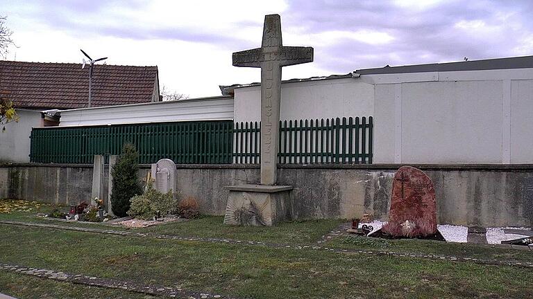 Vor dem Kreuz in Reihe eins und zwei des Horhäuser Friedhofes sollen Urnengräber entstehen. Vor dem Kreuz in Reihe eins und zwei des Horhäuser Friedhofes sollen Urnengräber entstehen.