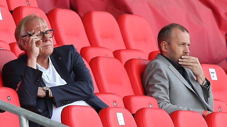 Zufrieden mit den Zahlen, die er bei der Bilanzpressekonferenz vorlegen konnte:&nbsp; Niels Rossow (rechts), Finanzvorstand des 1. FC Nürnberg, hier mit dem bisherigen Aufsichtsratsvorsitzenden Thomas Grethlein.&nbsp;