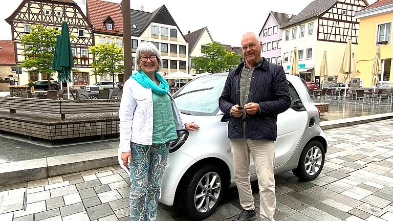 Das Ehepaar Kastner aus Altötting hatte bei brütender Hitze eine Autopanne in Mellrichstadt. Die Hilfsbereitschaft der Mellrichstädter hat sie dabei schwer beeindruckt. Mit ihrem Leihwagen konnten sie dann doch noch die Stadt erkunden.