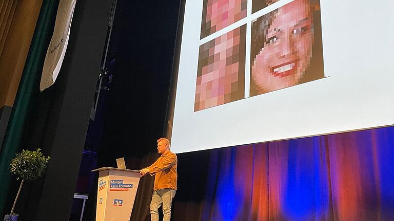 Schlaues Kerlchen, diese KI: Digitalpionier Sascha Lobo hat bei seinem Vortrag in der Lohrer Stadthalle gezeigt, dass Künstliche Intelligenz in der Lage ist herauszufinden, welche Bilder sich unter gröbstem Pixelbrei verstecken.