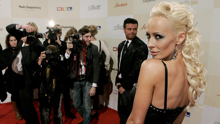 Cora Schumacher.jpeg - Cora Schumacher war in der Vergangenheit bekannt für ihre extravaganten Outfits. Damit ist bei 'Ich bin ein Star - Holt mich hier raus!' aber erstmal Schluss. Cora Schumacher.jpeg - Cora Schumacher war in der Vergangenheit bekannt für ihre extravaganten Outfits. Damit ist bei 'Ich bin ein Star - Holt mich hier raus!' aber erstmal Schluss.