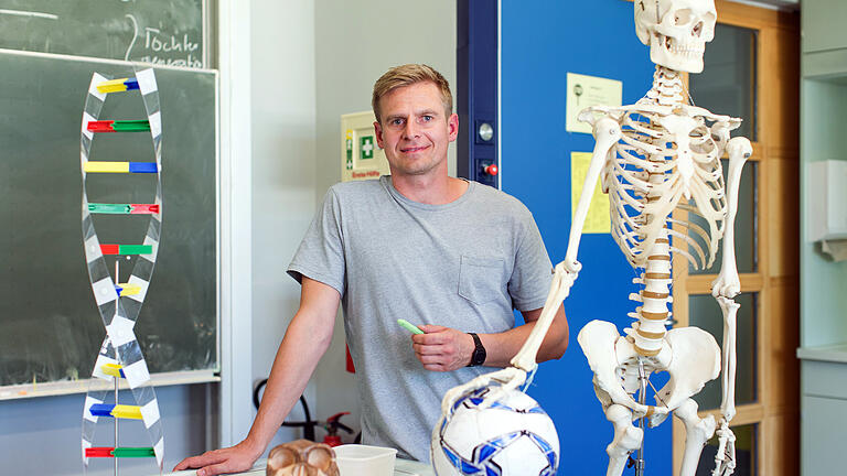 Dpa story - Soccer players after the end of their carreers.jpeg - Früher Nationalspieler, heute Lehrer für Biologie und Sport: Tobias Rau hat mit nur 27 Jahren seine Karriere beendet, um ein Lehramtsstudium zu beginnen. Dpa story - Soccer players after the end of their carreers.jpeg - Früher Nationalspieler, heute Lehrer für Biologie und Sport: Tobias Rau hat mit nur 27 Jahren seine Karriere beendet, um ein Lehramtsstudium zu beginnen.