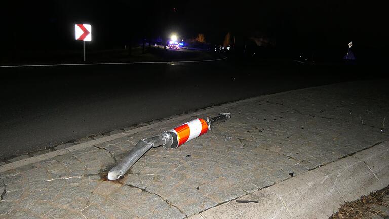 Über diese Verkehrsinsel schoss das Fluchtfahrzeug und fällte dabei ein Verkehrszeichen. Über diese Verkehrsinsel schoss das Fluchtfahrzeug und fällte dabei ein Verkehrszeichen.