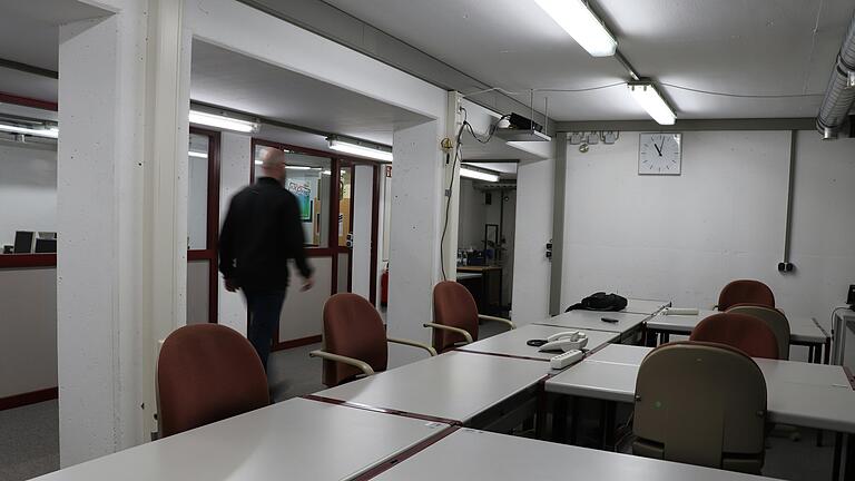 Erstaunlich unspektakulär: Der Führungsraum im Katastrophenschutzkeller des Landratsamts vermittelt Büroatmosphäre. Erstaunlich unspektakulär: Der Führungsraum im Katastrophenschutzkeller des Landratsamts vermittelt Büroatmosphäre.