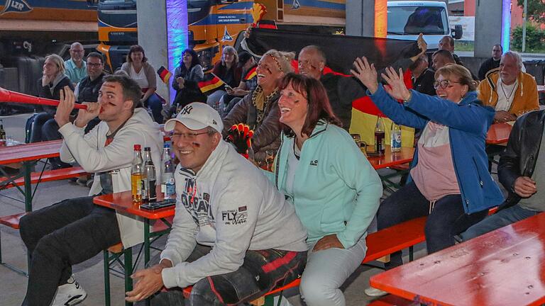 Für die Mitarbeitenden hat das Unternehmen LZR ein Public Viewing auf dem Betriebsgelände in Kitzingen organisiert.&nbsp;