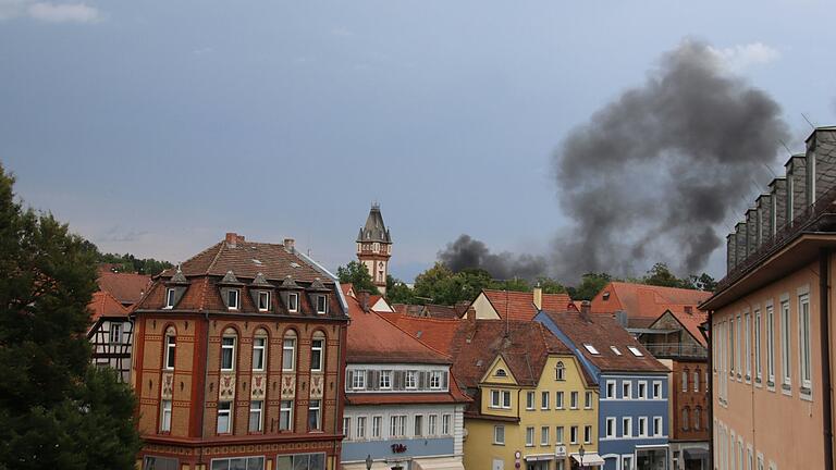 Schwarze Rauchwolken schwebten am Mittwochnachmittag über die Kitzinger Altstadt.