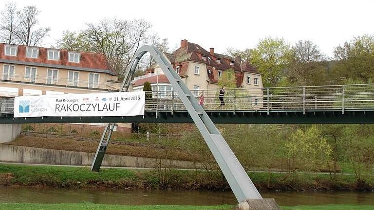An der Wegstrecke wirbt schon ein Banner für den 10. Rakoczy-Lauf in Bad Kissingen.  Foto: Veronika Loose       -  An der Wegstrecke wirbt schon ein Banner für den 10. Rakoczy-Lauf in Bad Kissingen.  Foto: Veronika Loose