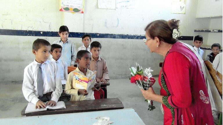 Mit Rosen wurde Sorya Lippert in der Rah-E-Najat-Schule in Pakistan begrüßt. Sie überbrachte eine Spende aus der Kirchengemeinde Peter und Paul.