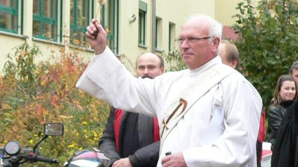 Diakon Walter Konrad, hier bei einer Segensfeier in Burgsinn. Diakon Walter Konrad, hier bei einer Segensfeier in Burgsinn.