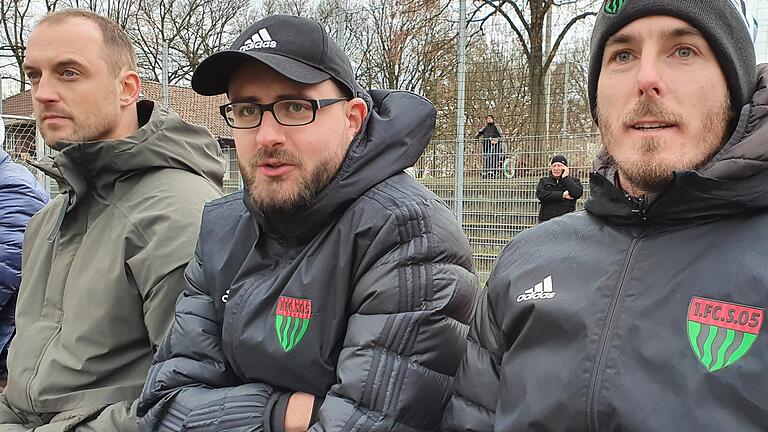 Sportleiter Björn Schlicke zur Linken, Trainer Tobias Strobl zur Rechten: Gut flankiert sitzt Co-Trainer Jan Gerlein beim Testspiel gegen die A-Jugend von Holstein Kiel auf der Bank des FC 05 Schweinfurt. Sportleiter Björn Schlicke zur Linken, Trainer Tobias Strobl zur Rechten: Gut flankiert sitzt Co-Trainer Jan Gerlein beim Testspiel gegen die A-Jugend von Holstein Kiel auf der Bank des FC 05 Schweinfurt.