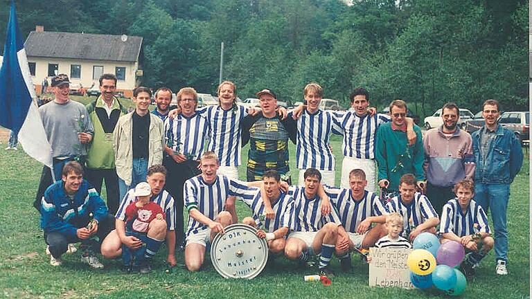 Da kannte der Jubel keine Grenzen, als die DJK Lebenhan in der Saison 1993/94 in der C-Klasse Gruppe 14 in Unterebersbach ihr Meisterstück machte und in die damalige B-Klasse Bad Neustadt (heute Kreisklasse) aufstieg. Das Meisterteam (hintere Reihe von links): Andreas Benkert, 1. Vorsitzender Norbert Peschke, Holger Schmitt, Otmar Elting, Rainer Fiedler, Harald Pfennig, Alexander Benkert, Jürgen Benkert, Harald Eckert, Uli Leber, Klaus Kirchner und Werner Krzok. Vorne von links: Ralf Eckert, Jürgen Lommel, Martin Benkert, Marco Rühle, Detlef Reinwand, Gerulf Straube, Jürgen Seufert und Michael Barth.