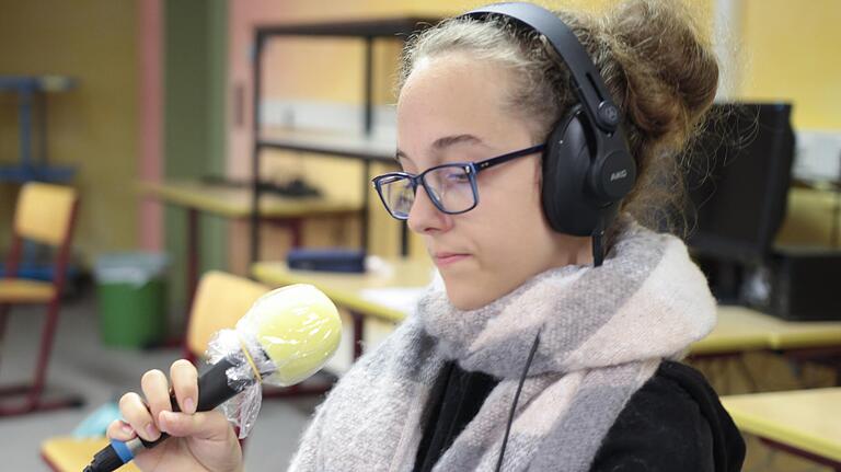 Schüler produzieren einen Podcast zum Thema Pflege (Archivbild): In der Röttinger Burghalle finden ab Montag Aufnahmen für ein Projekt des bayerischen Staatsministeriums für Gesundheit und Pflege statt. Schüler produzieren einen Podcast zum Thema Pflege (Archivbild): In der Röttinger Burghalle finden ab Montag Aufnahmen für ein Projekt des bayerischen Staatsministeriums für Gesundheit und Pflege statt.