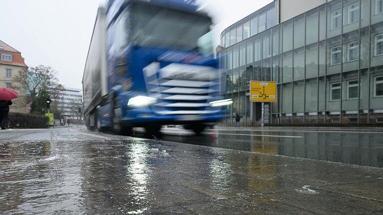 Eine dicke Eisschicht bedeckt am Mittwoch den Fussweg am Haugerring in Würzburg. Die Warnung vor extremem Glatteis hat die Domstadt am Mittwoch in den Ausnahmezustand versetzt