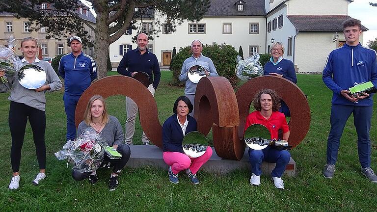 Die Clubmeister 2020 des Golfclubs Maria Bildhausen: Katharina Schmitt (sitzend von links), Christine Köth, Luca Scheublein sowie Scarlett-Rose Ziegler (stehend von links), Michael Heusinger (Spielführer), Volker Ziegler, Roland Ziegler, Claudia Weigand und Patrick Rudolf.