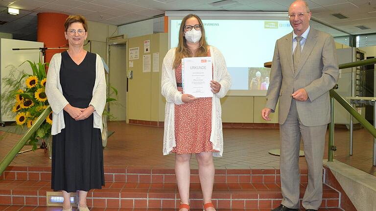 Das Foto zeigt (von links) die Vorsitzende des Fördervereins Anja Böhm, Fördervereinspreisträgerin Nikita Lovrincevic und Oberstudiendirektor Frank Delißen. Das Foto zeigt (von links) die Vorsitzende des Fördervereins Anja Böhm, Fördervereinspreisträgerin Nikita Lovrincevic und Oberstudiendirektor Frank Delißen.