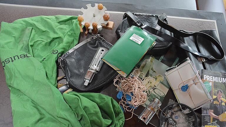 Raritäten kamen beim Umzug der Post in Bad Königshofen immer wieder zum Vorschein. Wolfgang Stingl hatte ein Auge darauf, dass diese nicht im Müllcontainer landeten, sondern für eventuelle Ausstellungen aufgehoben wurden. Raritäten kamen beim Umzug der Post in Bad Königshofen immer wieder zum Vorschein. Wolfgang Stingl hatte ein Auge darauf, dass diese nicht im Müllcontainer landeten, sondern für eventuelle Ausstellungen aufgehoben wurden.