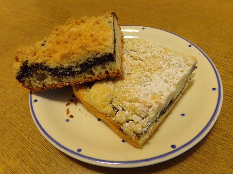 Frisch gebackener Mohnkuchen wird am Sonntag beim Mohnblütenfest in Sechselbach serviert. Frisch gebackener Mohnkuchen wird am Sonntag beim Mohnblütenfest in Sechselbach serviert.