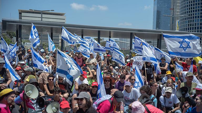 Nahostkonflikt - Tel Aviv       -  Isrealische Demonstranten fordern einen sofortigen Geisel-Deal.