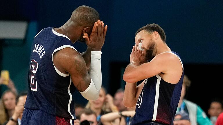 Paris 2024 - Basketball       -  Ihr könnt schlafen gehen: LeBron James und Stephen Curry grüßen die Fans beim Olympia-Finale.