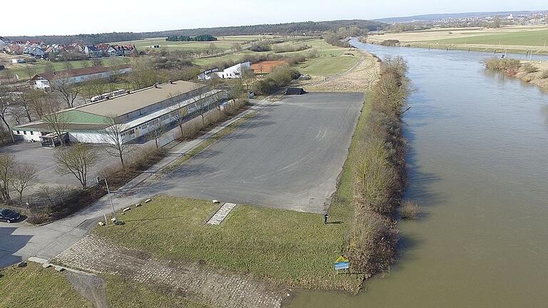 Auch auf diesem Drohnenfoto geht der Blick nach Nordwesten &ndash; es zeigt allerdings den Status quo: Links die Franz-Hofmann-Halle, die abgerissen werden muss. Wo sie steht, möchte Knetzgau &ndash; in hochwassersicherer Entfernung vom Main &ndash; das MIZ 359 errichtet haben.
