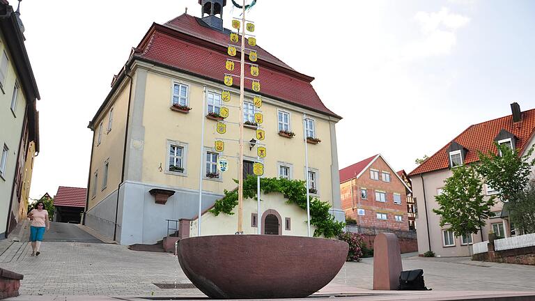 Bürgermeister Klaus Elze leitete seine letzte Bürgerversammlung im Rathaus Remlingen.