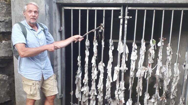 Bachpächter Matthias Hampel vor dem Regenüberlaufbecken in der Würzburger&nbsp; Aumühle nach einem Starkregen in diesem August.