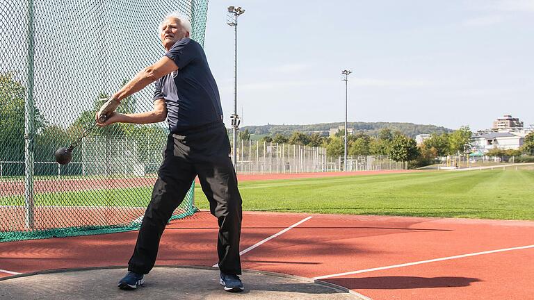 Hubert Scheuer, Leichtathlet der Turngemeinde Würzburg, misst sich trotz seiner 82 Jahre noch bei internationalen Wettkämpfen. Seit August ist Scheuer Deutscher Meister im Gewichtwurf.