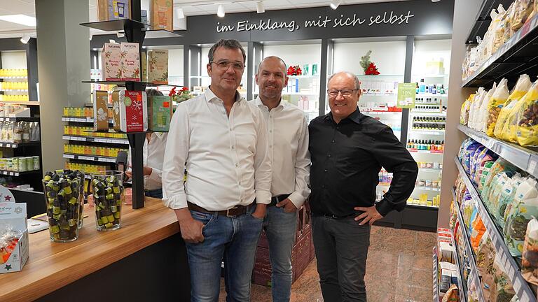 Neueröffnung nach dem Umzug: Im Bild (von links) Sander Haltmaier, Tino Haltmaier und Joachim Escher im neuen Reformhaus in der Kesslergasse.