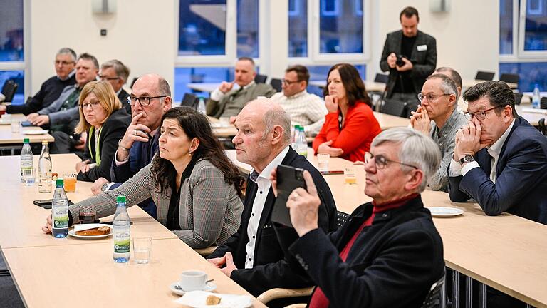 Vielen Lokalpolitikerinnen und Lokalpolitikern aus der Region Würzburg liegt die Partnerschaft mit dem Landkreis Mateh Yehuda am Herzen. Im Bild u.a. zu sehen: Karen Heußner, Waldemar Brohm, Christine Haupt-Kreutzer, Alt-Landrat Eberhard Nuß und Ernst Joßberger (von links) beim Vortrag der israelischen Delegation.