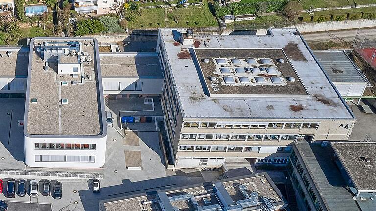 Die Sanierungsarbeiten am Hauptgebäude des Gemündener Friedrich-List-Gymnasiums (rechts) sollen in den kommenden Sommerferien starten.&nbsp;