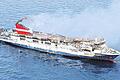 Weitgehend ausgebrannt: Die Fähre &bdquo;Sorrento&ldquo;, die am Dienstag vor Mallorca in Brand geriet, treibt im Mittelmeer.